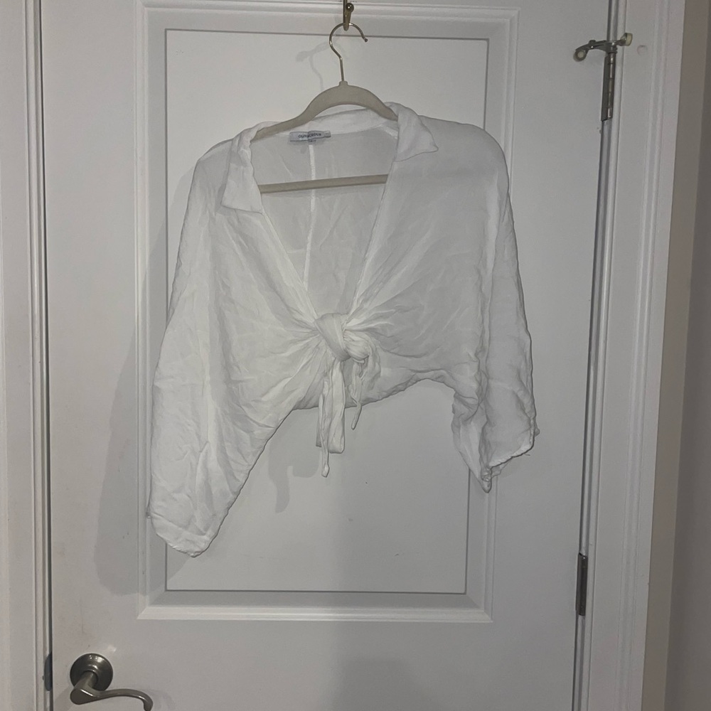 Olivaceous white tie crop